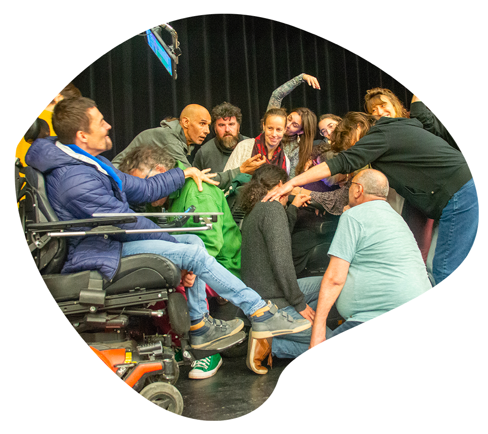 photo d'un groupe de personnes en train de danser sur une scène