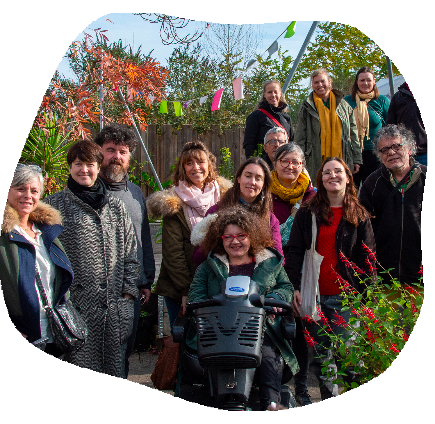 photo de 13 personnes dans un jardin, ils sourient